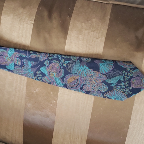 Tie by Designer Geoffrey Beene.  A good Father's Day Gift! - Picture 2 of 2